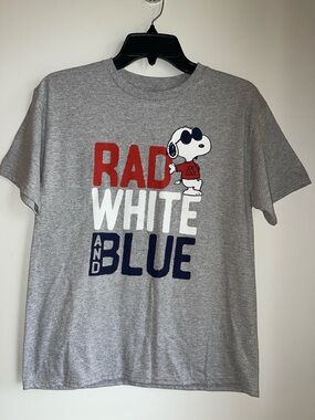 Peanuts Snoopy Gray tee with Red White and Blue Snoopy graphic Youth Large